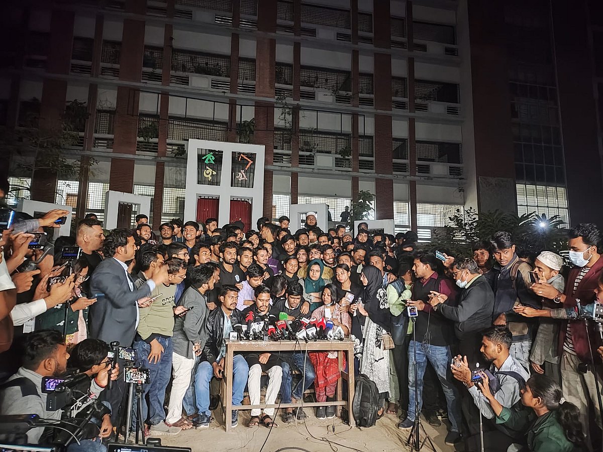 সংবাদ সম্মেলনে নতুন পাঁচ দফা দাবি জানিয়েছেন সাত কলেজের শিক্ষার্থীরা। ঢাকা, ২৮ জানুয়ারি