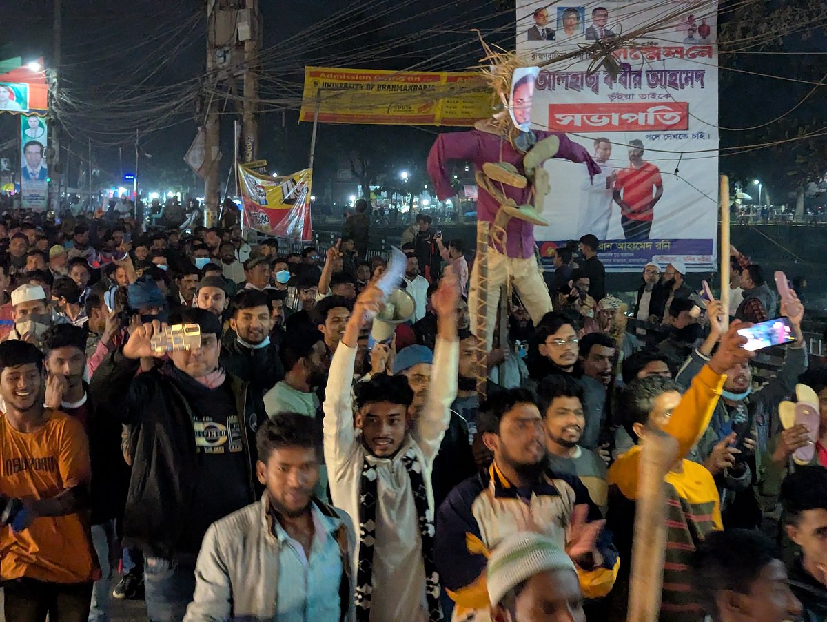 ব্রাহ্মণবাড়িয়ায় সম্মেলন বাতিলের দাবিতে একাংশের নেতা–কর্মীদের বিক্ষোভ। মঙ্গলবার সন্ধ্যায় শহরের কুমারশীল মোড়ে