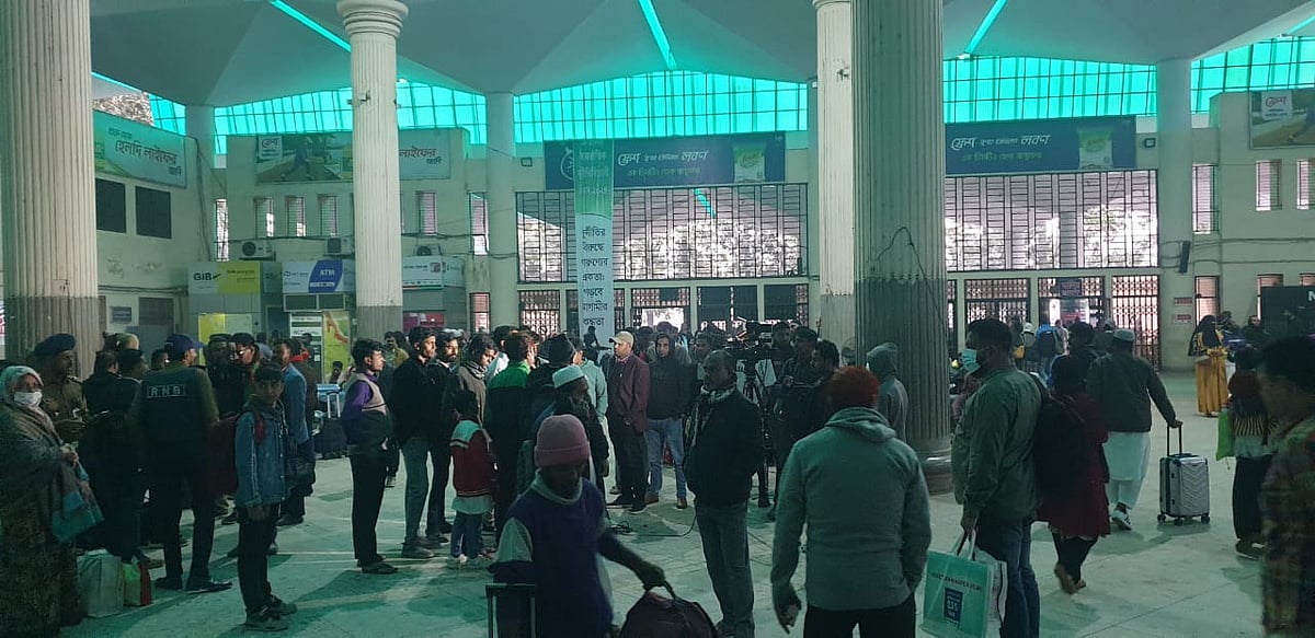 চট্টগ্রাম রেল স্টেশনে যাত্রীদের ভিড়। আজ সকালে