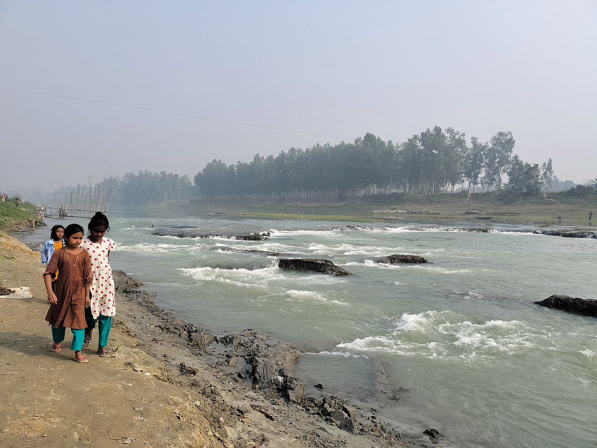 সিরাজগঞ্জের রায়গঞ্জে হঠাৎ খরস্রোতা হয়ে উঠেছে ফুলজোড় নদী। আজ সকালে নলকা ইউনিয়নের ফরিদপুর অংশে