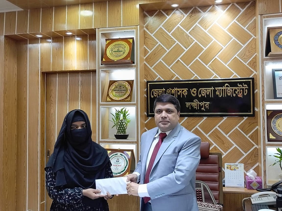 মেডিকেলে সুযোগ পাওয়া শিমা আক্তারের হাতে অনুদানের চেক তুলে দিচ্ছেন লক্ষ্মীপুরের জেলা প্রশাসক রাজীব কুমার সরকার। আজ সকালে জেলা প্রশাসকের কার্যালয়ে