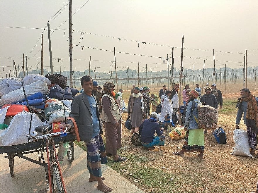গাজীপুরের টঙ্গীতে তুরাগ নদের তীরে গাট্টিবোঁচকা নিয়ে ইজতেমা মাঠের নির্ধারিত জায়গায় (খিত্তা) প্রবেশ করেন মুসল্লিরা। আজ বেলা ১১টার দিকে