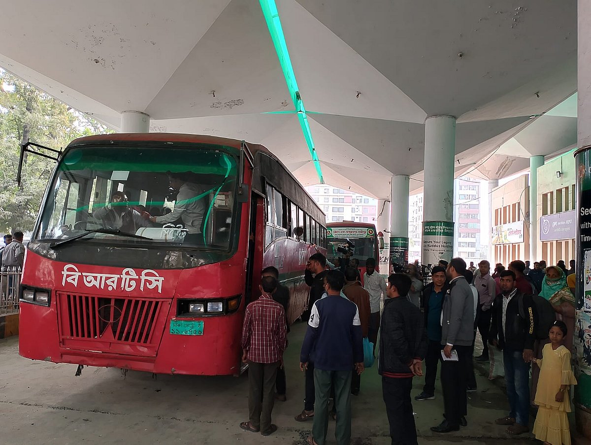 রেলের যাত্রীদের বিআরটিসি বাসে তোলা হচ্ছে। আজ বেলা সাড়ে ১১টায় চট্টগ্রাম রেল স্টেশনে