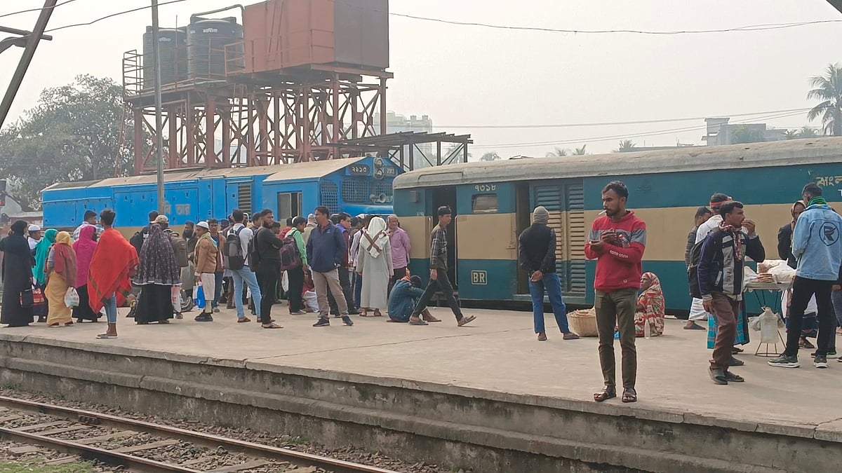 ট্রেন বন্ধ থাকায় ভোগান্তিতে পড়েছেন যাত্রীরা। আজ মঙ্গলবার সকালে ময়মনসিংহ জংশন স্টেশনে