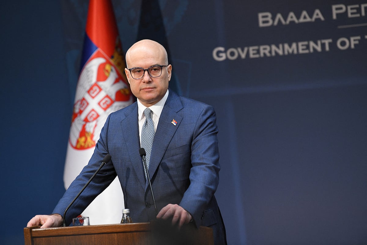 মিলোস ভুচেভিচ। সংবাদ সম্মেলনে নিজের পদত্যাগের ঘোষণা দেন তিনি। বেলগ্রেদ, সার্বিয়া, ২৮ জানুয়ারি