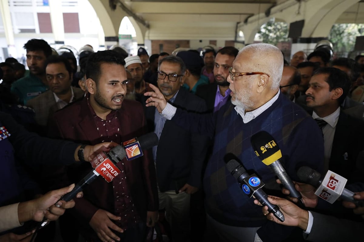 কমলাপুর রেলস্টেশনে সাংবাদিকদের সঙ্গে কথা বলছেন রেলপথ মন্ত্রণালয়ের উপদেষ্টা মুহাম্মদ ফাওজুল কবির খান