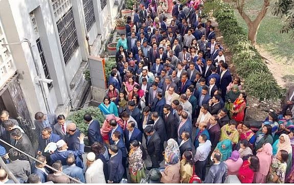 সচিবালয়ে প্রশাসন ক্যাডারের কর্মচারীদের প্রতিবাদ