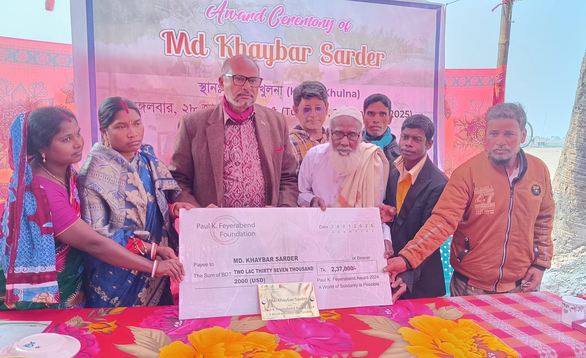 সুন্দরবন সুরক্ষার বিশেষ অবদান রাখায় ‘পল কে ফেয়ারাবেন্ড অ্যাওয়ার্ড’ পেয়েছেন কয়রার বনজীবী খয়বার সরদার। আজ মঙ্গলবার তাঁর হাতে অ্যাওয়ার্ডের একটি সনদ ও আর্থিক অনুদান তুলে দেওয়া হয়। খুলনার কয়রা উপজেলার আমাদী ইউনিয়নের নাকশা গ্রামে