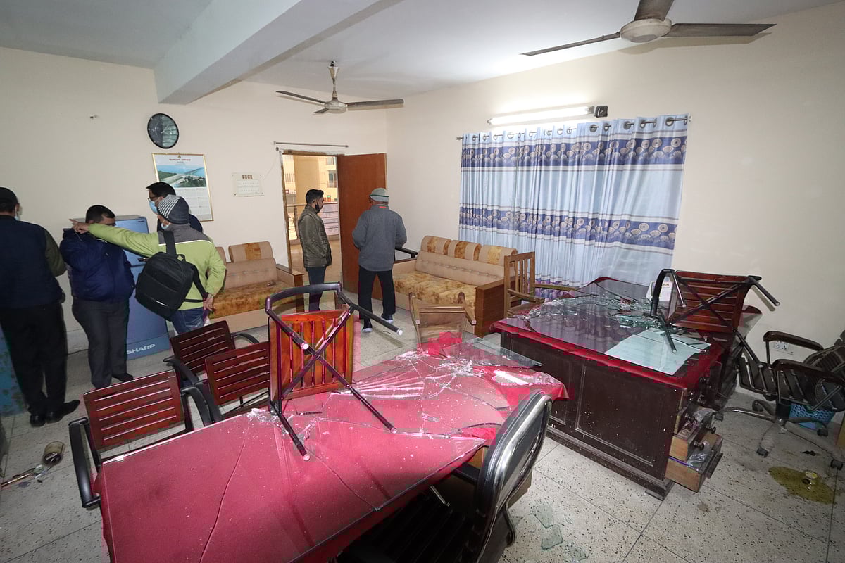 কর্মবিরতিতে ট্রেন চলাচল বন্ধ থাকায় টিকিট কেটে যাত্রা করতে না পেরে স্টেশনে ভাঙচুর করেন যাত্রীরা। আজ সকালে রাজশাহী রেলওয়ে স্টেশনে