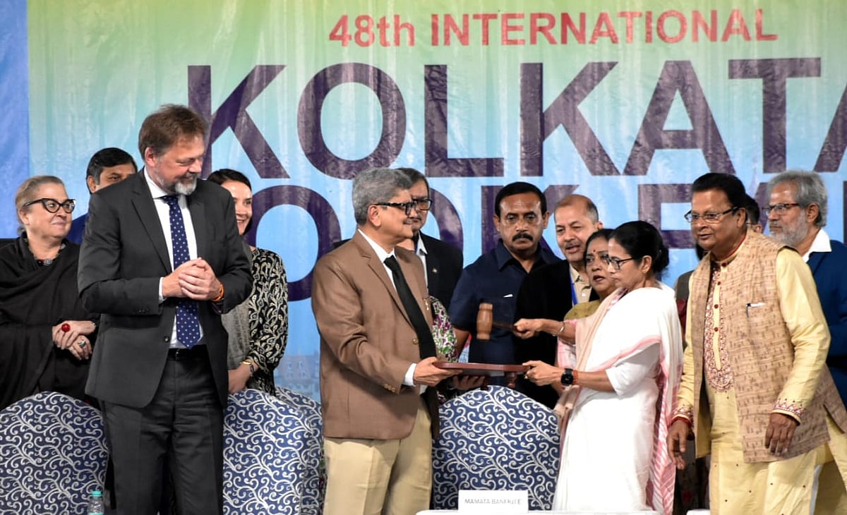 ৪৮ বার ঘণ্টা বাজিয়ে ৪৮তম বইমেলার উদ্বোধন করেন পশ্চিমবঙ্গের মুখ্যমন্ত্রী মমতা বন্দ্যোপাধ্যায়