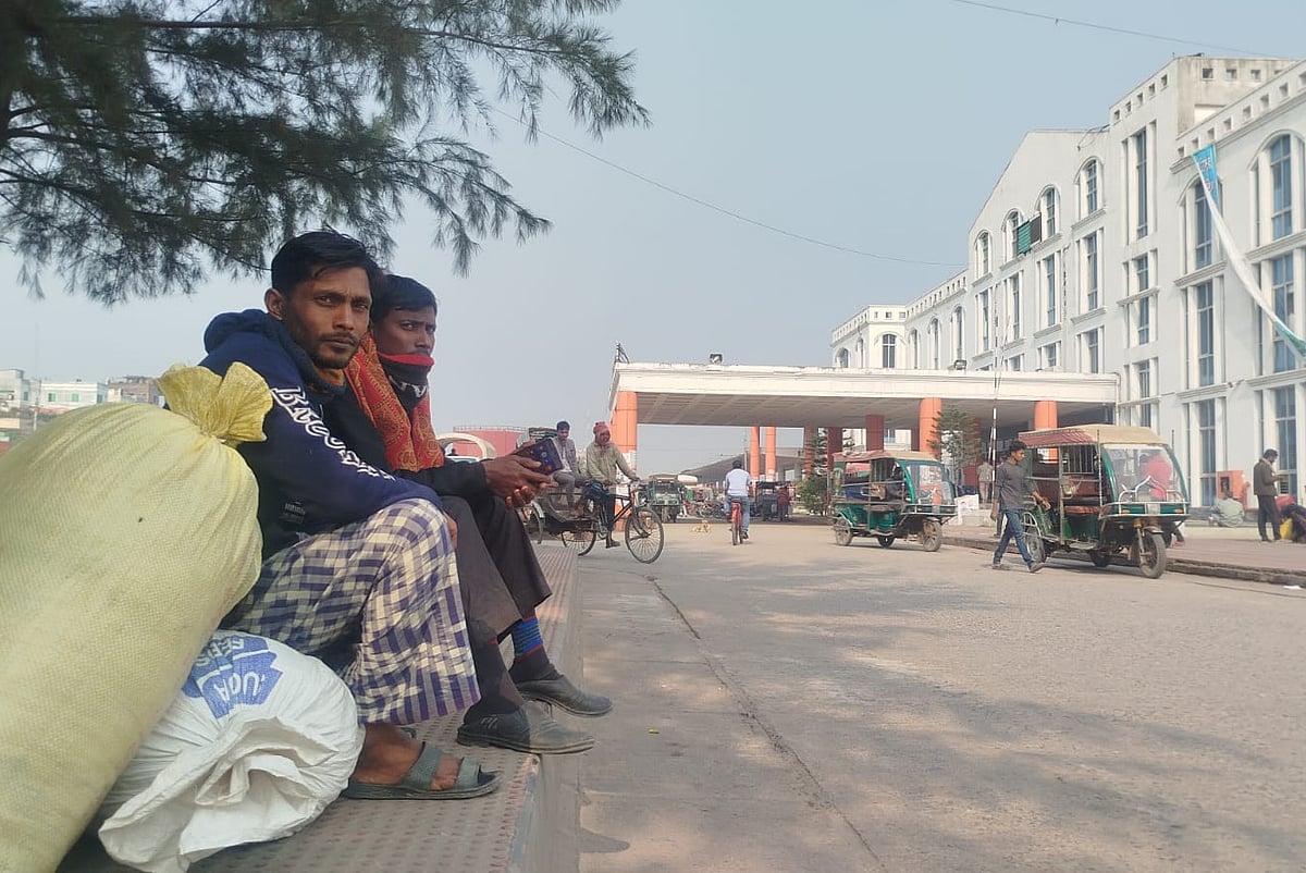 ৫০০ টাকা বাসের ভাড়া হলেও ট্রেন চলাচল না করায় এখন তা চাওয়া হচ্ছে ১ হাজার ৫০০ টাকা। কিন্তু মো. সানাউল্লাহর কাছে আছে মাত্র এক হাজার টাকা। ফলে নিরুপায় হয়ে আজ সকালে খুলনা রেলওয়ে স্টেশনে বসে ছিলেন তিনি