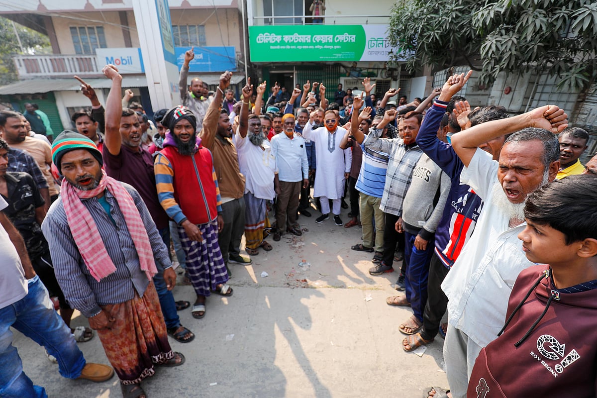 খুলনা বিভাগীয় ট্যাংকলরির শ্রমিক ইউনিয়নের চলমান কর্মবিরতিতে স্লোগান দিচ্ছিলেন শ্রমিকেরা। আজ সকালে নগরীর নতুন রাস্তা এলাকায়