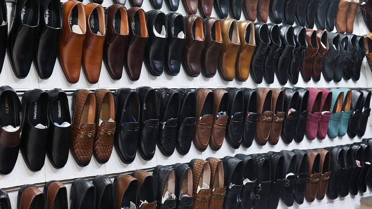 সাধারণত ১ হাজার ৫০০ টাকা থেকে ৪ হাজার টাকার মধ্যে পছন্দসই জুতা বানানো যায়