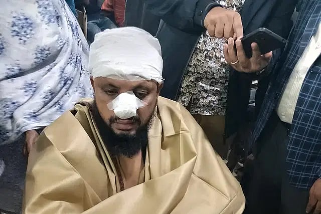 হামলায় আহত পরিচালক মো. শওকত আলীকে ঢাকা মেডিকেল কলেজ হাসপাতালে ভর্তি করা হয়