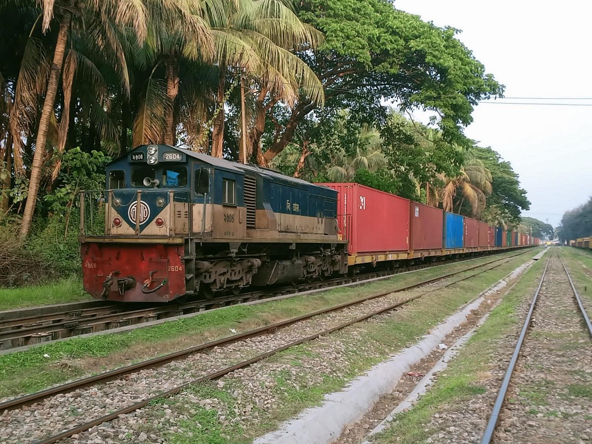 চট্টগ্রাম নগরের হালিশহরে চিটাগং গুডস পোর্ট ইয়ার্ডে দাঁড়িয়ে আছে কনটেইনারবাহী ট্রেন ৷ আজ বিকেলে