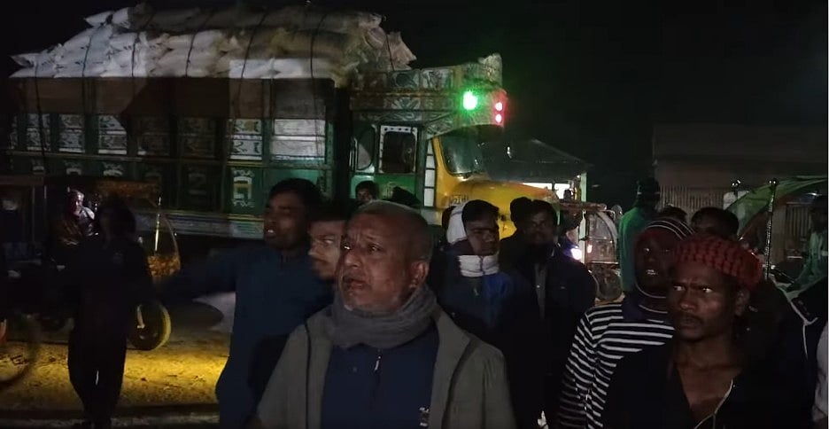 ভ্রাম্যমাণ আদালতের অভিযানের পর গতকাল সোমবার রাতে ঝিনাইগাতী উপজেলা পরিষদের সামনের সড়ক অবরোধ ও ইউএনওর কার্যালয় ঘেরাও করেন এক দল লোক