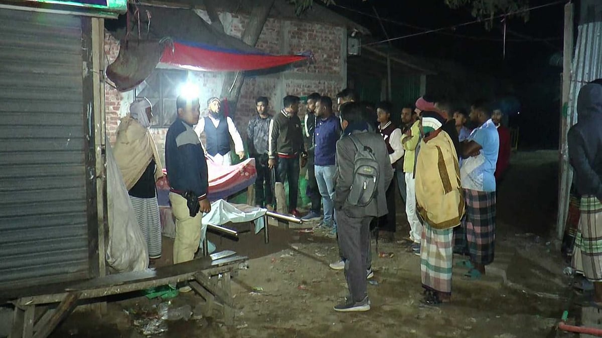 নরসিংদীতে বাড়ির ভেতরে ঢুকে মা-মেয়েকে ধারালো অস্ত্র দিয়ে কুপিয়েছে দৃর্বৃত্তরা। গতকাল সোমবার রাতে সদর উপজেলার সেকেরচর মাজার বাসস্ট্যান্ড এলাকায়