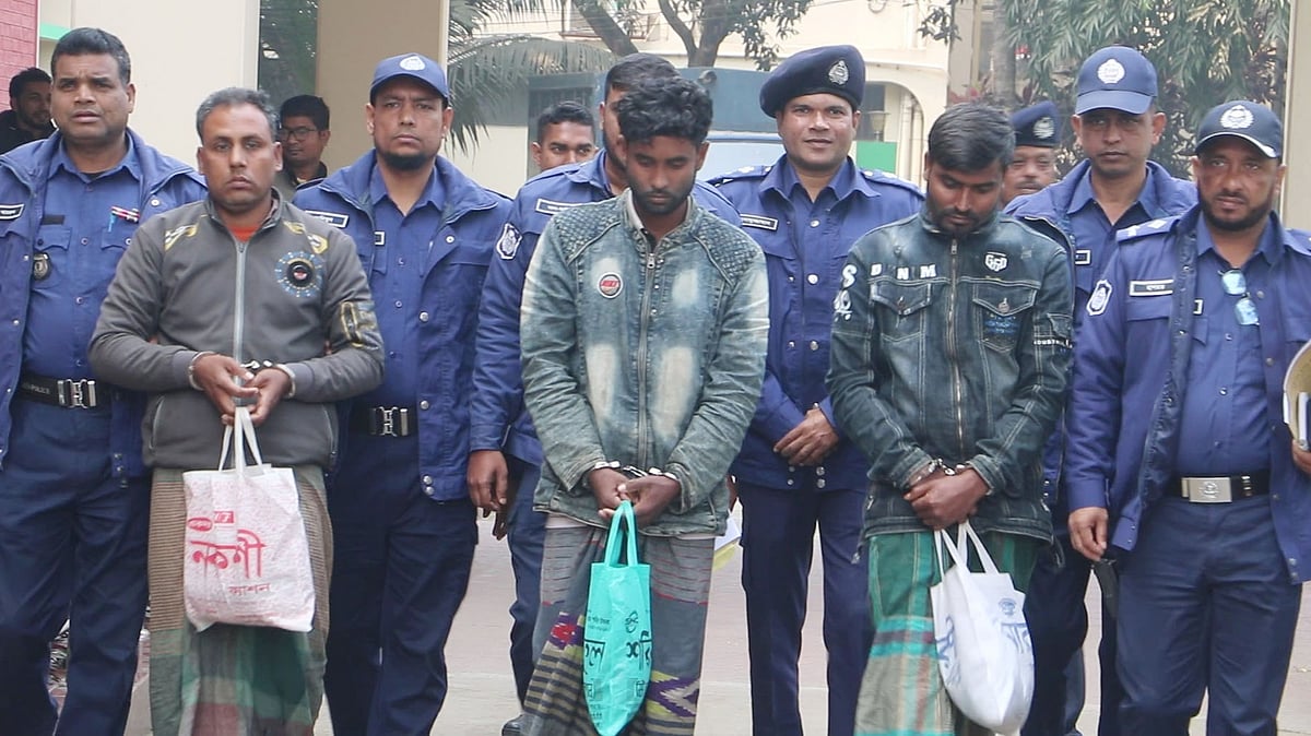 নওগাঁ পুলিশ সুপার কার্যালয়ে গ্রেপ্তার হওয়া তিন আসামি। আজ মঙ্গলবার দুপুরে