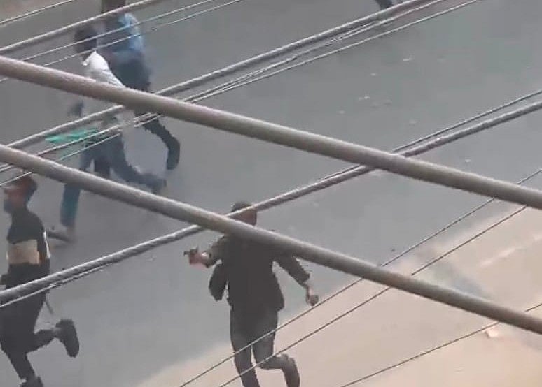 দুই পক্ষের সংঘর্ষের সময় কয়েকজন অস্ত্রধারীকে গুলি ছুড়তে দেখা যায়। মঙ্গলবার দুপুরে নারায়ণগঞ্জের রূপগঞ্জ উপজেলার গোলাকান্দাইল এলাকায়