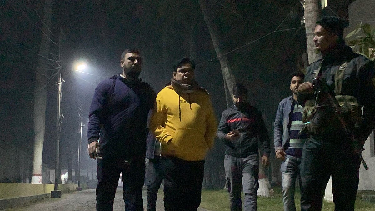 জামিনে মুক্তির পর কারাফটক থেকে সাবেক সংসদ সদস্য আবুল কালাম আজাদকে আটক করে ডিবি পুলিশ। বুধবার রাতে রাজশাহী কেন্দ্রীয় কারাগারের প্রধান ফটকের সামনে