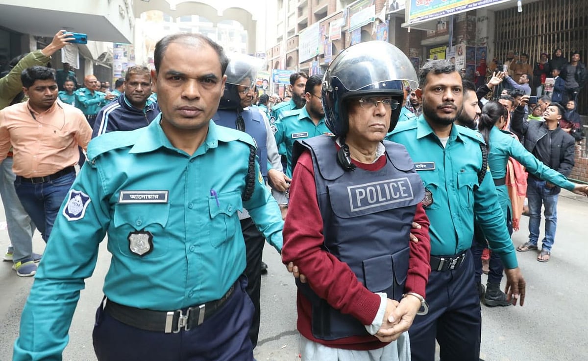 সাবেক আইনমন্ত্রী আনিসুল হককে আজ বুধবার আদালতে হাজির করা হয়। সিএমএম আদালত প্রাঙ্গণ, ঢাকা, ২৯ জানুয়ারি