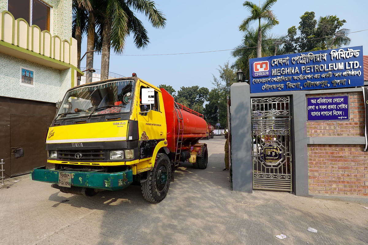 খুলনা বিভাগীয় ট্যাংকলরিশ্রমিকদের টানা কর্মবিরতির পর ডিপো থেকে জ্বালানী নিয়ে বের হচ্ছে একটি যানবাহন। আজ সকালে খুলনা নগরে মেঘনা পেট্রোলিয়াম লিমিটেডের ফটকে