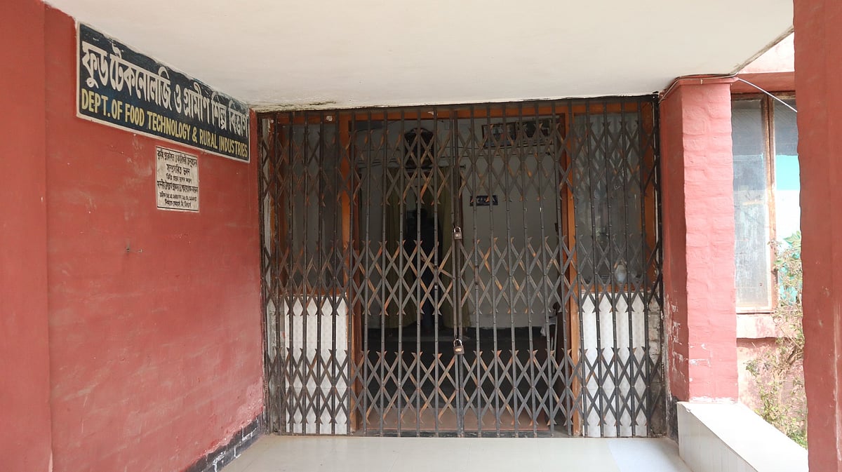 ফুড টেকনোলজি ও গ্রামীণ শিল্প বিভাগ ভবনের মূল ফটকে তালা ঝুলছে। আজ বুধবার দুপুরে বাংলাদেশ কৃষি বিশ্ববিদ্যালয় ক্যাম্পাসে