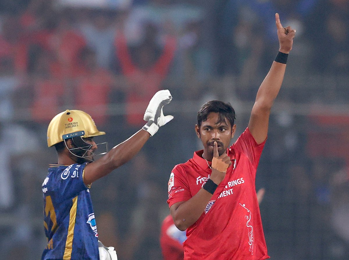 ফরচুন বরিশালের তানভীর ইসলামই ঢাকা ক্যাপিটালসকে বড় ধাক্কা দিয়েছেন।