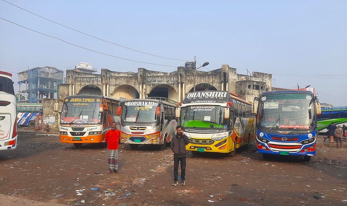 শ্রমিকদের ধর্মঘটের কারণে বরিশালের রূপাতলী বাস টার্মিনালে সুনসান অবস্থা। আজ বুধবার সকালে