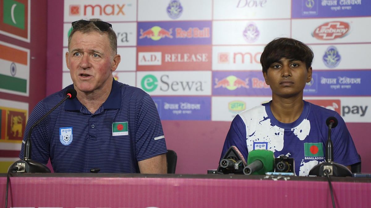 বাংলাদেশ নারী ফুটবল দলের কোচ পিটার বাটলার ও অধিনায়ক সাবিনা খাতুন।