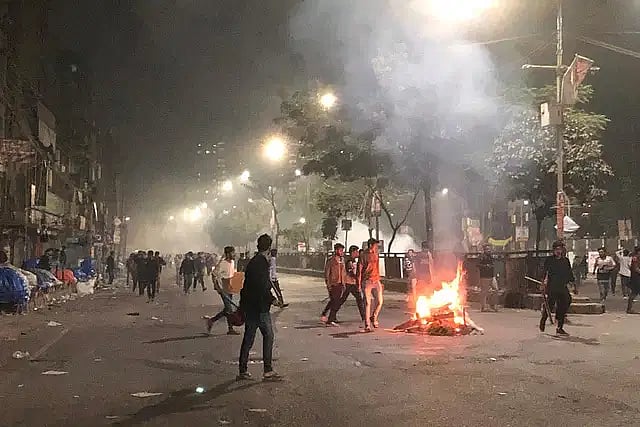 পাল্টাপাল্টি ধাওয়ার মধ্যে সড়কে আগুন জ্বালান সাত কলেজের শিক্ষার্থীরা। গত রোববার রাতে
