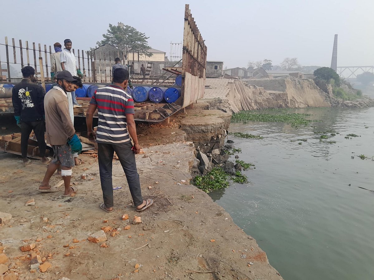 মেঘনা নদীর তীর ভাঙছে। আজ বুধবার সকালে কিশোরগঞ্জের ভৈরব বাজারের বাগানবাড়ি এলাকায়