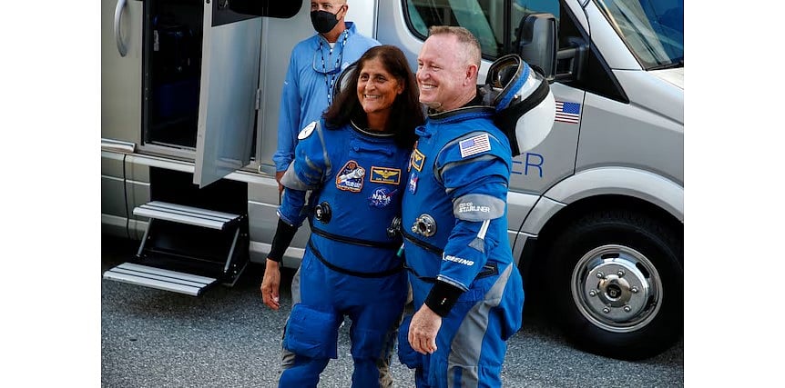 নাসার কেনেডি মহাকাশকেন্দ্রে নভোচারী সুনিতা উইলিয়ামস ও বুচ উইলমোর