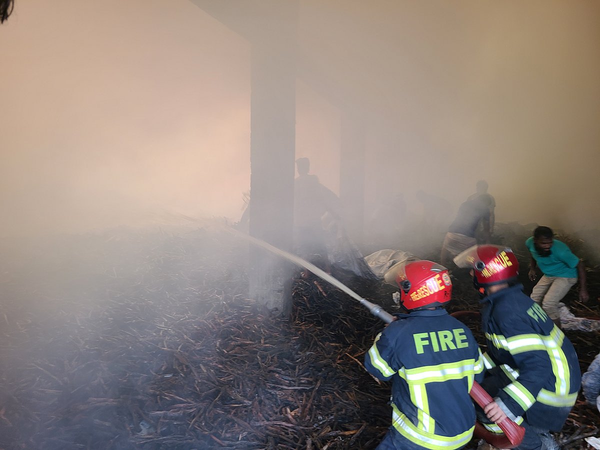 রংপুরে রহিম উদ্দিন ভরসা গ্রুপের তামাকজাত পণ্যের গুদামের আগুন নিয়ন্ত্রণে কাজ করেছে ফায়ার সার্ভিসের পাঁচটি ‍ইউনিট। আজ বুধবার দুপুরে