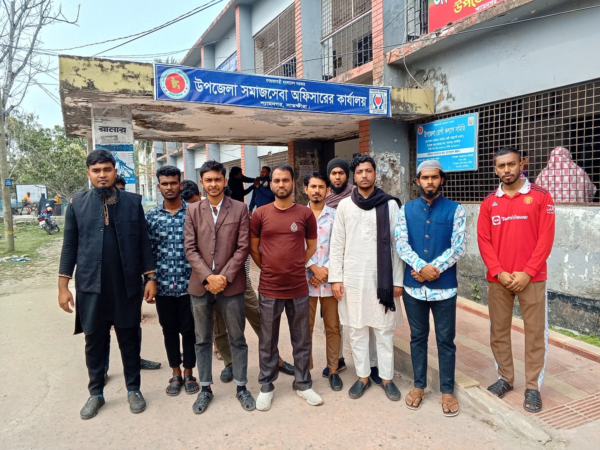 সাতক্ষীরার শ্যামনগরে সমাজসেবা কর্মকর্তা যোগ দেওয়ার প্রতিবাদে শিক্ষার্থীদের অবস্থান। বুধবার বেলা ১১টার দিকে উপজেলা সমাজসেবা কার্যালয়ের সামনে
