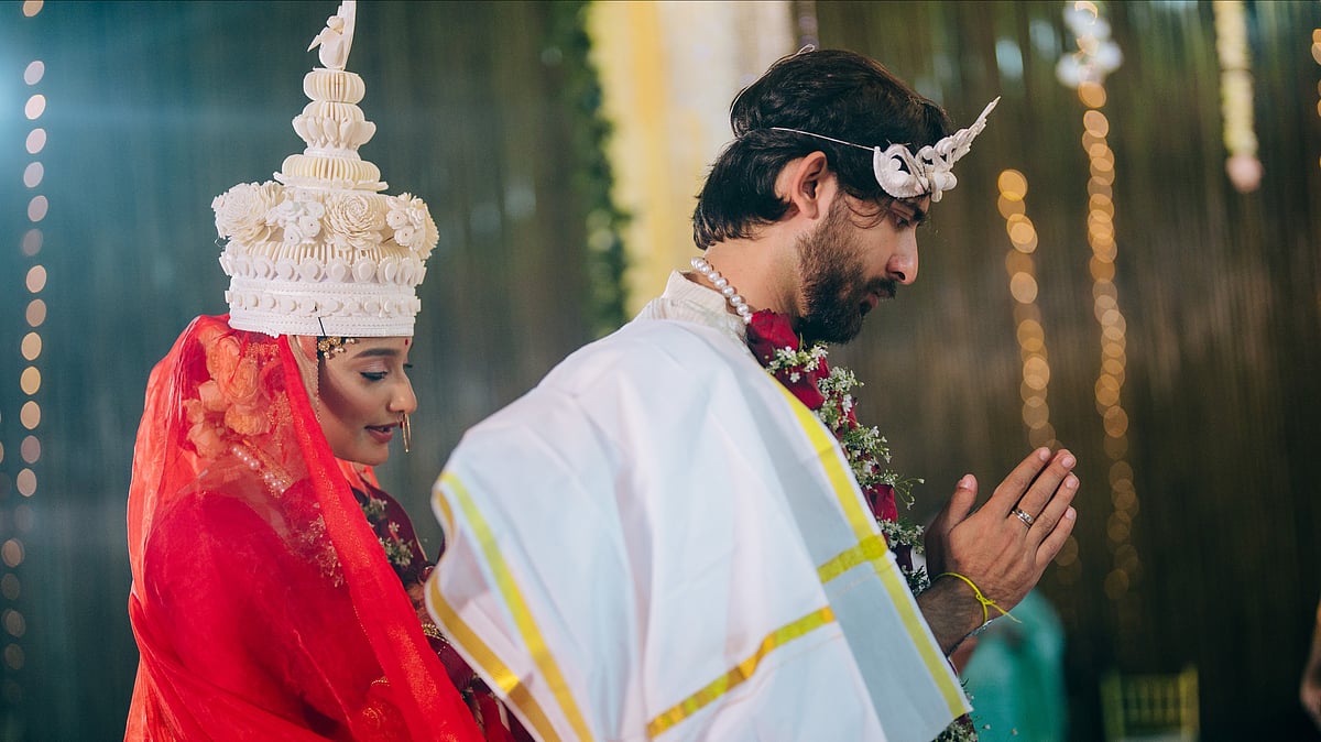 চট্টগ্রাম অঞ্চলের বাসি বিয়েতে বর–কনের টোপর উল্টে দেওয়া হয়। অভিনয়শিল্পী নিদ্রা নেহা ও প্রান্তর দস্তিদারও তাই করলেন। প্রান্তরের ঘেরা টোপর মাথায় পরলেন নেহা আর নেহার মুকুট পরলেন প্রান্তর