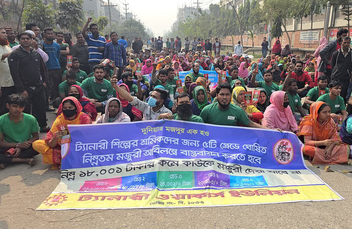 সাভারের হেমায়েতপুরের হরিণধরায় চামড়াশিল্প নগরে ট্যানারি ওয়ার্কার্স ইউনিয়নের ব্যানারে কর্মবিরতি ও বিক্ষোভ কর্মসূচি পালন করেছেন শ্রমিকেরা। আজ বুধবার সকালে