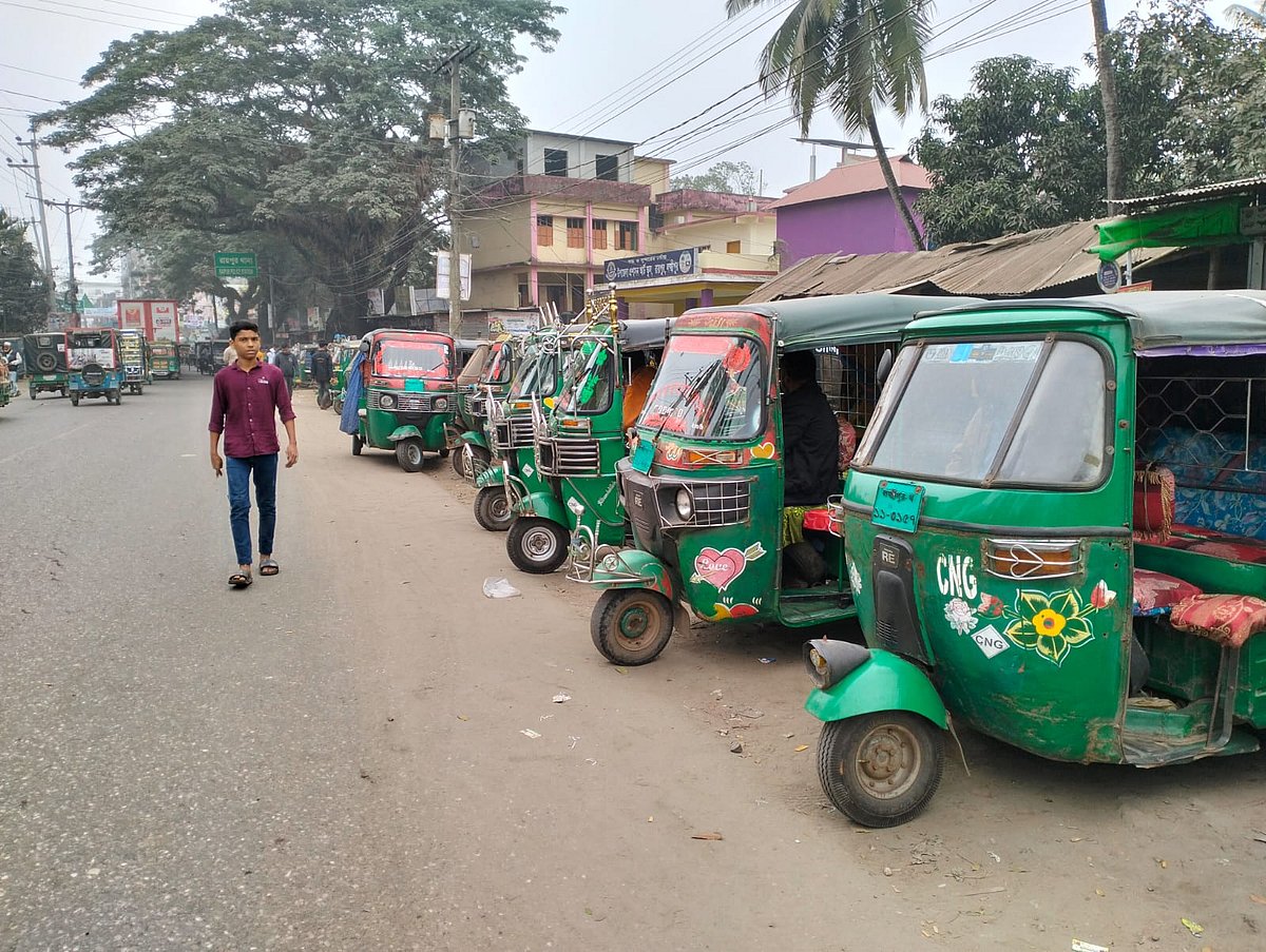 সড়কের পাশে পার্ক করে রাখা সিএনজিচালিত অটোরিকশা। গত শনিবার লক্ষ্মীপুর-রায়পুর সড়কের রায়পুর বাসস্ট্যান্ডে