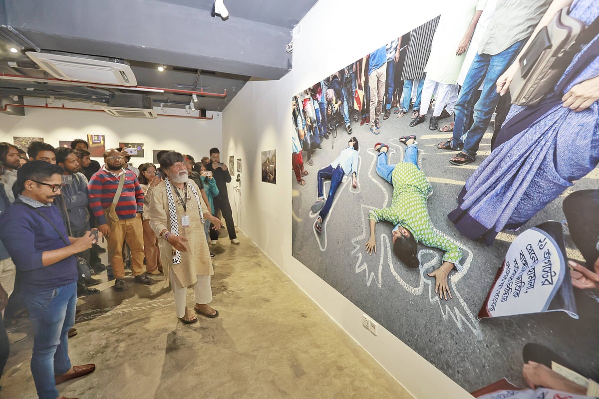 ‘ক্রসফায়ার’ নিয়ে আয়োজিত আলোকচিত্র প্রদর্শনী দর্শনার্থীদের ঘুরিয়ে দেখাচ্ছেন আলোকচিত্রী শহিদুল আলম। ঢাকা, ২৯ জানুয়ারি