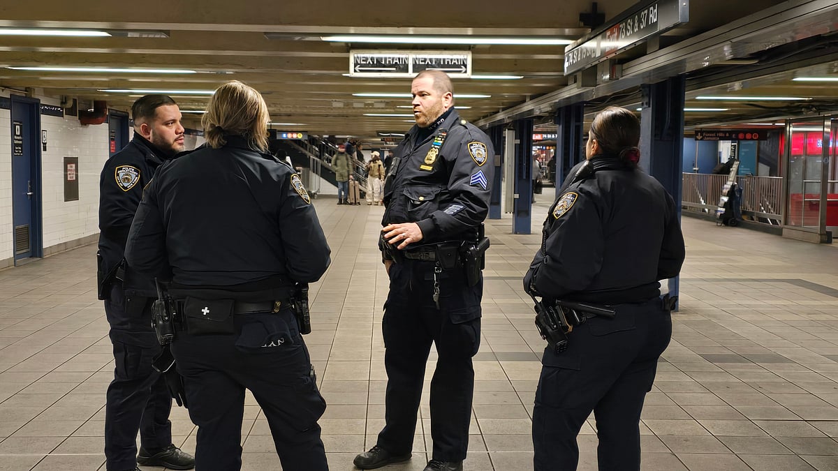 নিউইয়র্কের পাতালরেলে দায়িত্বপালনরত এনওয়াইপিডির সদস্যরা। ২৮ জানুয়ারি, নগরের জ্যামাইকা পাতাল রেলস্টেশন