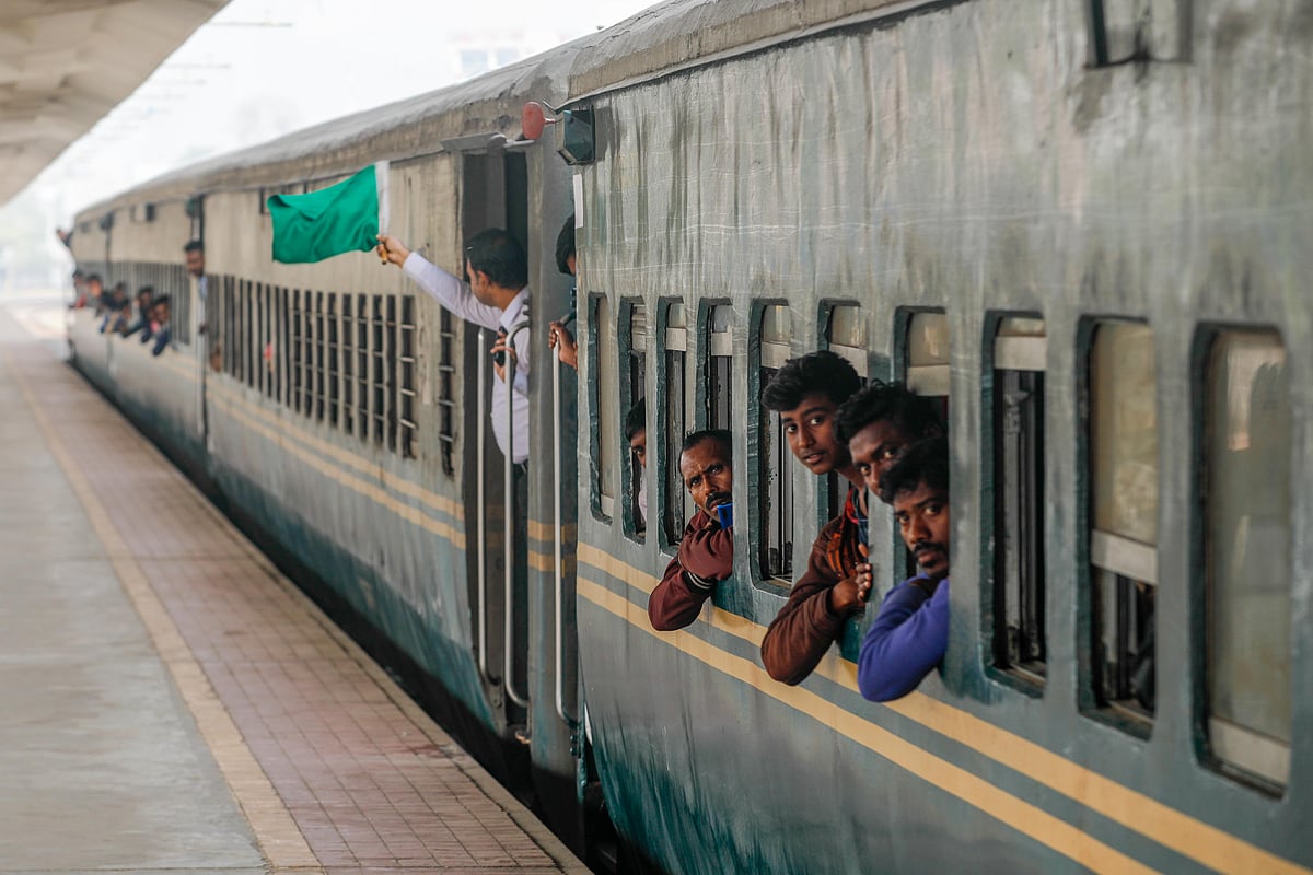 রেলওয়ের রানিং স্টাফদের কর্মবিরতি প্রত্যাহারের পর যাত্রীবাহী ও মালবাহী ট্রেন চলাচল শুরু হয়েছে। আজ সকালে খুলনা রেলওয়ে স্টেশন থেকে নওগাঁর উদ্দেশে ছেড়ে যায় মহানন্দা ট্রেনটি