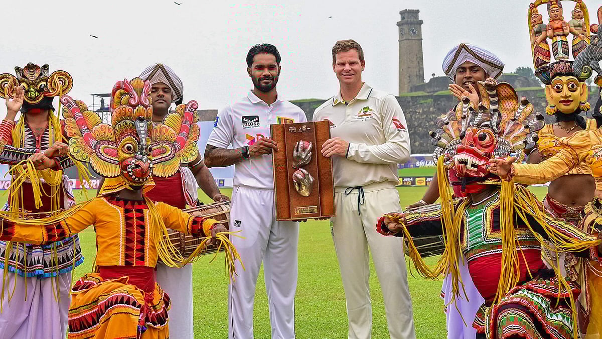 ওয়ার্ন–মুরালিধরন ট্রফি হাতে দুই অধিনায়ক শ্রীলঙ্কার ধনাঞ্জয়া ডি সিলভা (বাঁয়ে) ও অস্ট্রেলিয়ার স্টিভেন স্মিথ