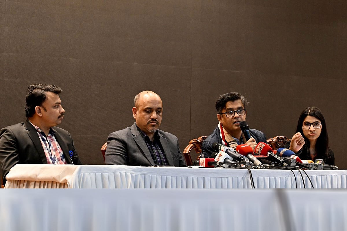 সংবাদ ব্রিফিংয়ে বক্তব্য দিচ্ছেন প্রধান উপদেষ্টার প্রেস সচিব শফিকুল আলম। আজ বুধবার বিকেলে রাজধানীর ফরেন সার্ভিস একাডেমিতে