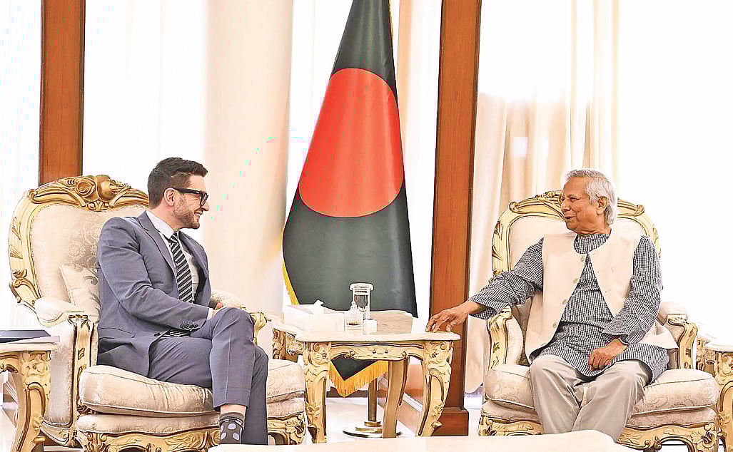 প্রধান উপদেষ্টা অধ্যাপক মুহাম্মদ ইউনূসের সঙ্গে ওপেন সোসাইটি ফাউন্ডেশনের চেয়ারম্যান অ্যালেক্স সোরোসের সাক্ষাৎ। গতকাল ঢাকায় রাষ্ট্রীয় অতিথি ভবন যমুনায়