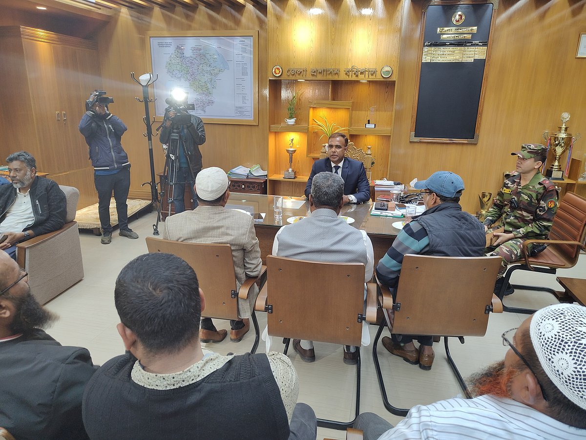 বাস মালিক সমিতি, শ্রমিক ইউনিয়ন ও বৈষম্যবিরোধী ছাত্র আন্দোলনের নেতাদের বৈঠকের পর ধর্মঘট প্রত্যাহারের ঘোষণা দেওয়া হয়। আজ বুধবার সন্ধ্যায় বরিশাল জেলা প্রশাসকের কার্যালয়ে