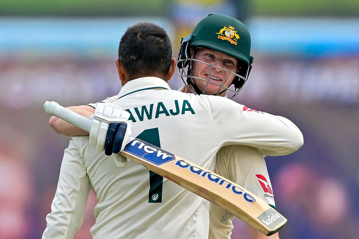 সেঞ্চুরির পর অধিনায়ক স্টিভেন স্মিথের আলিঙ্গনে বাঁধা পড়েন উসমান খাজা। পরে সেঞ্চুরি পেয়েছেন স্মিথও। আজ গল আন্তর্জাতিক স্টেডিয়ামে