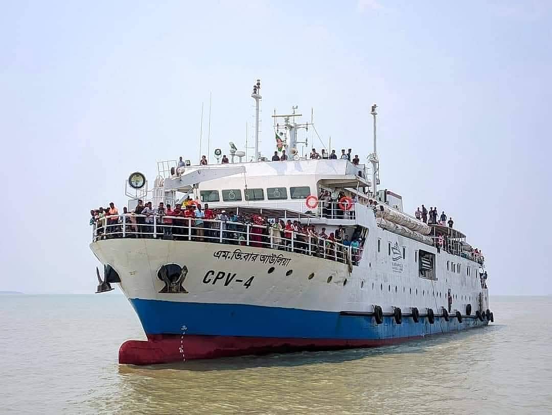 পর্যটক নিয়ে সেন্ট মার্টিন যাচ্ছে একটি জাহাজ