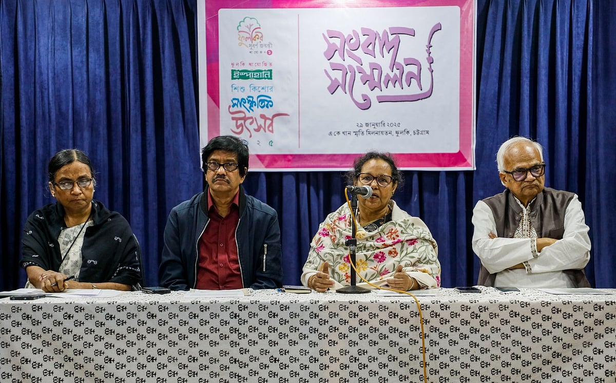 শিশু কিশোর সাংস্কৃতিক উৎসব উপলক্ষে আয়োজিত সংবাদ সম্মেলনে বক্তব্য দেনফুলকির সর্বাধ্যক্ষা শিল্পী শীলা মোমেন। গতকাল বেলা ১টায় ফুলকি স্কুলে এ কে খান স্মৃতি মিলনায়তনে