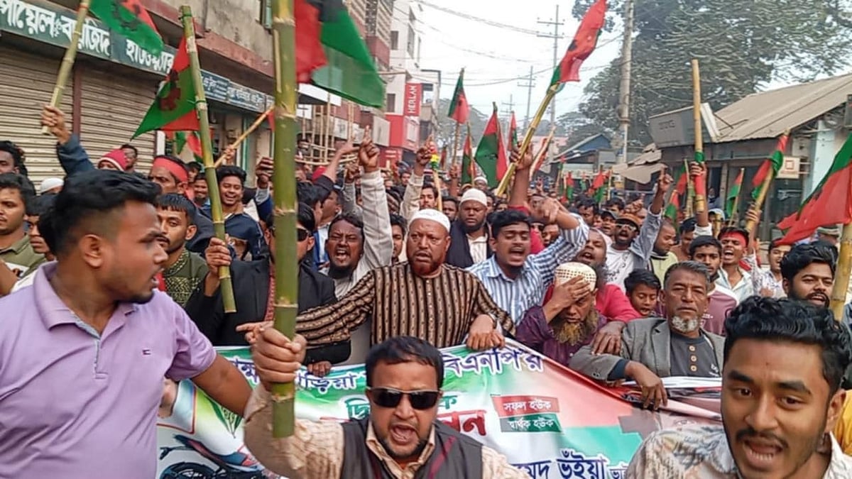 ব্রাহ্মণবাড়িয়া জেলা বিএনপির দ্বি–বার্ষিক সম্মেলন সফল করার লক্ষে সরাইল উপজেলা বিএনপির একাংশের লাঠি মিছিল। বুধবার বিকেল সাড়ে পাচটার দিকে উপজেলা সদরের প্রধান সড়কে