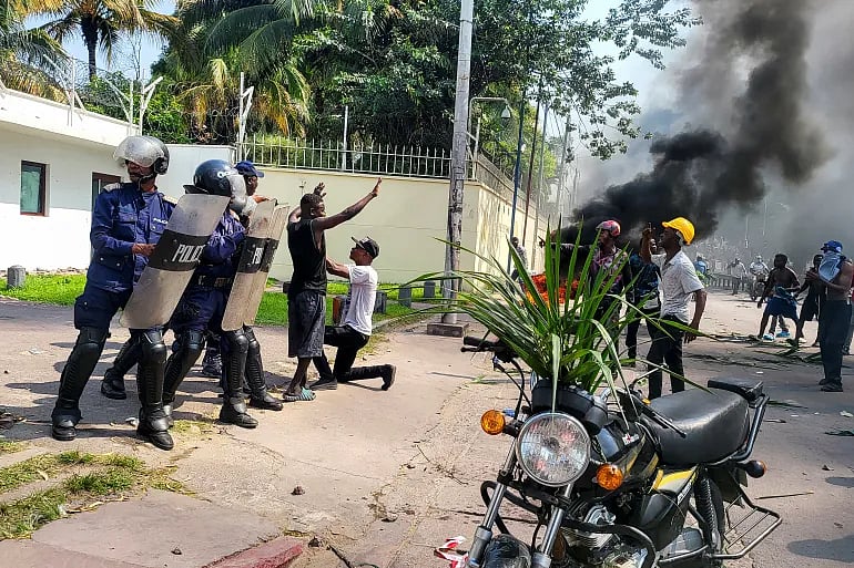 ফরাসি দূতাবাসের সামনে দাঙ্গা পুলিশের সঙ্গে সংঘর্ষে জড়ান বিক্ষোভকারী ব্যক্তিরা। গতকাল মঙ্গলবার, গণতান্ত্রিক প্রজাতন্ত্র কঙ্গোর রাজধানী কিনশাসায়